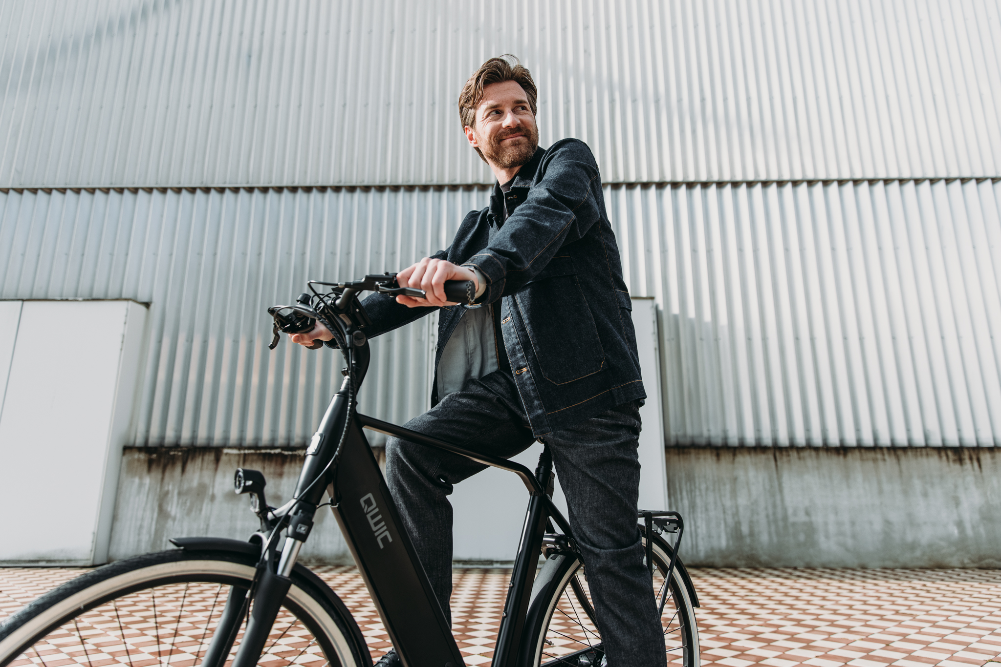 qwic-inter-tour-trekking-e-bike-mit-riemen-7-gang image 2